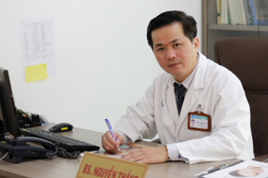 Bác Sĩ Thắng báo cáo phương pháp tái tạo tuyến vú sau đoạn nhũ bằng vạt cơ lưng rộng
